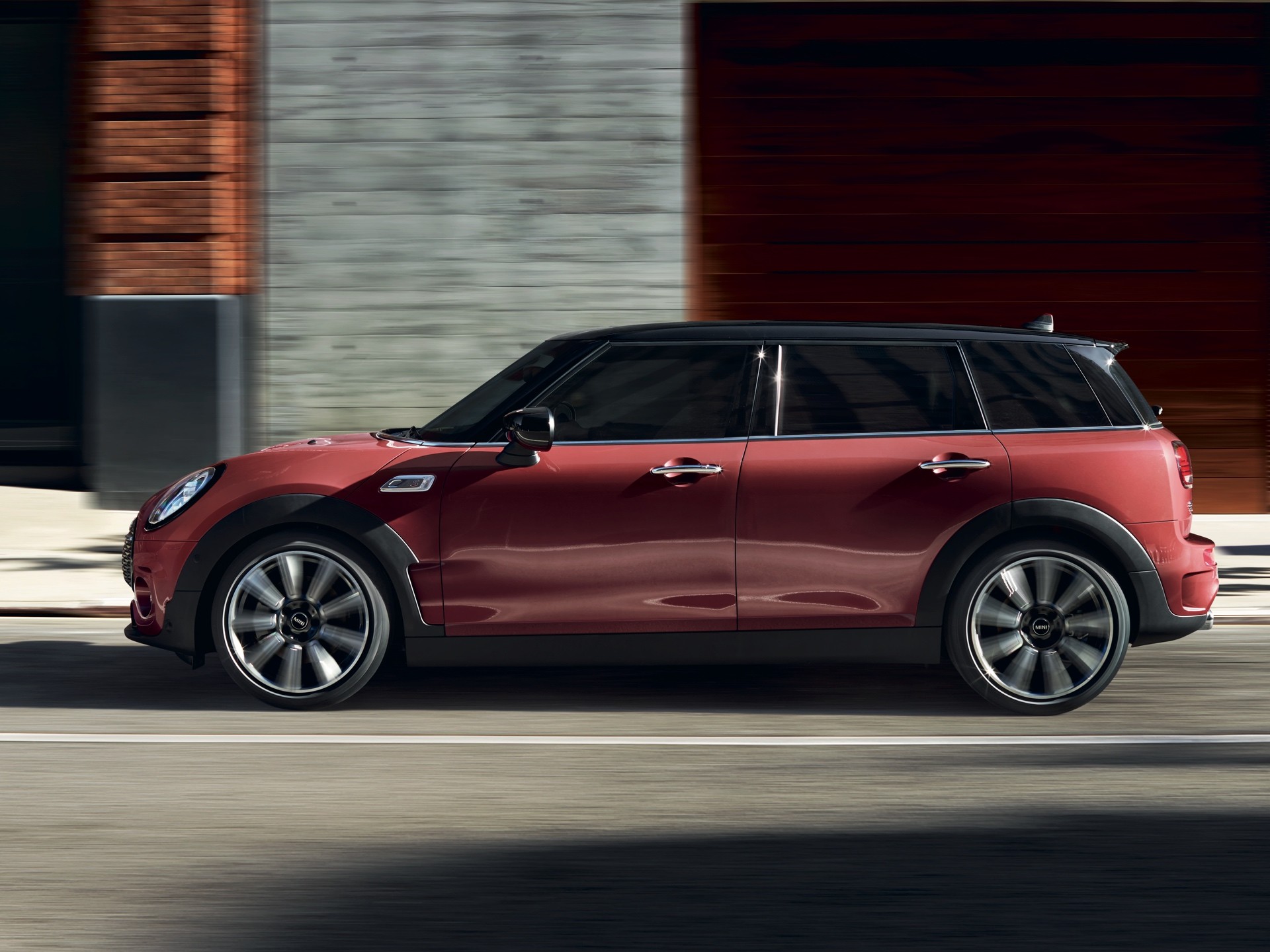 MINI Clubman – rojo y negro – vista lateral MINI Clubman – rojo y negro – vista lateral